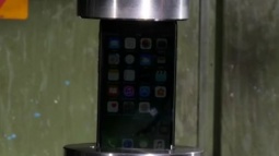 iPhone 7 Hidrolik Baskı Makinesinde!