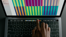 MacBook'un İlk Dokunmatik Paneli Nasıl Çalışıyor Merak Ettiniz Mi?