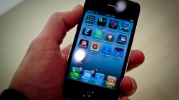 Mucize Telefon iPhone 4 Bir İlke İmza Attı!